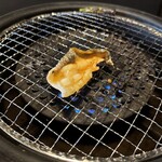 玄品 吉祥寺 ふぐ・うなぎ・かに料理 - ・焼きふぐ（塩にんにく）：ふぐの旨味が引き出されたパンチのある味わい。