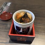 玄品 吉祥寺 ふぐ・うなぎ・かに料理 - ふぐのひれ酒：香り高い熱燗、ふぐの旨味を余すことなく楽しめる一杯。