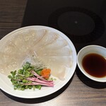 玄品 吉祥寺 ふぐ・うなぎ・かに料理 - ・てっさ：弾力ある身を噛むことで旨味を引き出す。