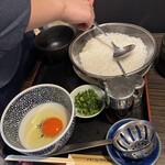 玄品 吉祥寺 ふぐ・うなぎ・かに料理 - ・純金鍋コラーゲン：スープにとろみとコクが加わる。 ・てっちり：鍋料理の王道。あっさりしていながらもコクがあるため、飽きがこない。 ・雑炊：ふぐの上品な旨味がスープに溶け出し、卵とご飯を加えて、最後まで楽しめた。