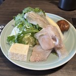 玄品 吉祥寺 ふぐ・うなぎ・かに料理 - ・純金鍋コラーゲン：スープにとろみとコクが加わる。 ・てっちり：鍋料理の王道。あっさりしていながらもコクがあるため、飽きがこない。 ・雑炊：ふぐの上品な旨味がスープに溶け出し、卵とご飯を加えて、最後まで楽しめた。