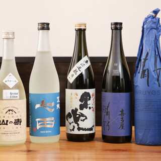 自慢のお肉と一緒に、定期的に入れ替わる日本酒やワインを堪能。