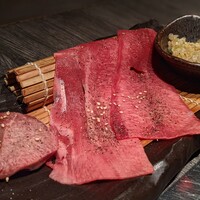 上等焼肉 ひらく - 縦切りの舌は自信の証