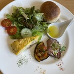 パッシオーネ - 前菜✧︎*。シャキットサラダ、オムレツ、ローストビーフ、自家製田舎パン等→見た目もきる