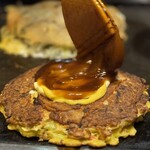 味乃家 - マヨネーズ、カラシ、ソースで味付け
      カラシは全然辛くないから入れた方が美味しいよ