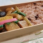 Nihombashi Bemmatsu Souhonten - 赤飯弁当 1134円。