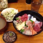 快海 - 海鮮丼とシジミの味噌汁、キャベツ酢の物