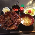 炭火焼肉　半蔵門 - 半蔵門の
            ぶた丼定食  ¥750
            
            写真は 肉増し¥150をプラス♪
            
            肉も柔らかく最高ー！