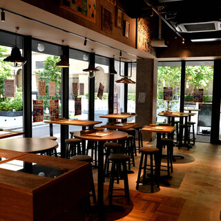 裏新橋の、カオスで自由なお酒好きの溜まり場！