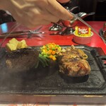 ハングリータイガー 横浜モアーズ店 - ころんとした俵型のハンバーグ。鉄板はこの金具を使って運ばれてきます