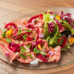 黒毛和牛のローストビーフサラダ