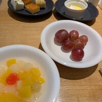 レストラン アゼリア - デザートも割と充実しており、フルーツにケーキに、いろいろいただいちゃいました。