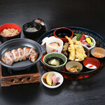 首里天楼 - 花籠あぐー陶板御膳