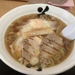 花鳥風月 - えびワンタン麺　えびワンタンがデカくてチャーシューが香ばしい
