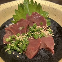 馬桜 下通り店 - 新鮮馬レバー刺し\2,300接写