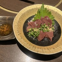 馬桜 下通り店 - 新鮮馬レバー刺し\2,300