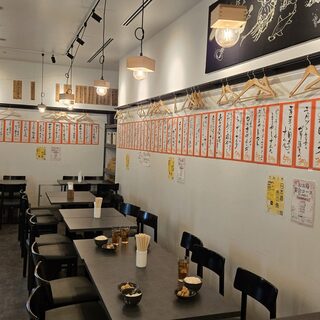 気軽に使える落ち着いた雰囲気の店内