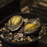 和酒と備長炉端 二代目その - 活鮑の丸焼き