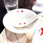 味楽 - スープの器やレンゲにもロゴ入り。