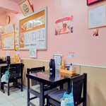 味楽 - 各席の他に、壁にもメニューが掲示されています。