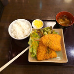 居酒屋革命 酔っ手羽 - 引き出しから割り箸を出して鯵フライ定食