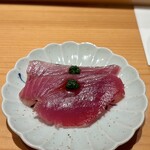 鮨 つぼみ - 鰹（勝浦）刺身
      血合をトリミングした生の鰹、味わいすっきりとしてなんともいえない味わい、軽く脱水されたもっちりさも良く、初鰹らしさを感じました♪