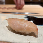 鮨 つぼみ - サゴシ（鰆の若魚）
      淡白であっさりした味わい、旨みは軽いですが鰆の風味はちゃんとあるのです♪