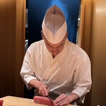 鮨 つぼみ - 川口大将
      真剣な眼差しで鮪を切りつけています！