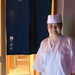 鮨 つぼみ - 川口大将は、他のお客様の追加対応をされていますから、この日はももちゃんにお見送りしていただきました。
      いつも細かな気遣いをしてもらい、ありがとうございます
      (⌒▽⌒)