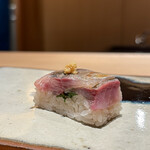 鮨 つぼみ - 鯵の押し寿司 山口より
      川口大将が、笑顔で押し型をクルクルリズミカルに回しながら♪
      初夏とはいえ鯵の脂も大分ノリノリ、酢飯との重なりがとっても良いです♪
      