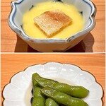 鮨 つぼみ - 上：とうもろこしのすり流し
      油揚げ（松山あげ・愛媛県松山市）をクルトンに見立て上に、出汁を使った和風コーンスープです♪
      
      下：枝豆山椒醤油
      枝豆の煮びたしの様ですね、山椒の風味が合います♪