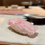 鮨 つぼみ - アラ 石川より
      ピンク色が色鮮やかに、噛めば出てくる旨みとその食感の良さ、いいですね〜！