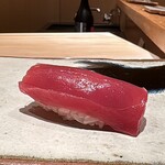 鮨 つぼみ - 鮪 赤身 境港より（やま幸）
      初夏の時期としては悪くないでしょうか、赤身らしい鉄の様な独特な味わいは弱いものの、すっきりとした味わいが良い塩梅です♪