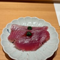 鮨 つぼみ - 鰹（勝浦）刺身
                血合をトリミングした生の鰹、味わいすっきりとしてなんともいえない味わい、軽く脱水されたもっちりさも良く、初鰹らしさを感じました♪