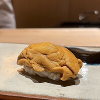 鮨 つぼみ - 赤ウニ 愛媛から直送
                ミョウバンを使わない物をリクエストし、愛媛から直送品、めちゃくちゃ美味しいっす！！
                こりゃ堪らん！！！！！！
                今の時期の超お楽しみなのですd(^_^o)