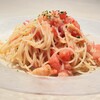 Tremani - 小エビとフレッシュトマトの冷製パスタ
                クリスタルの皿が涼しげだ。