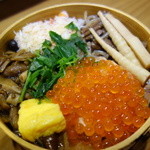 ご飯の上は山菜がびっしり敷かれていて、その上に鮭の切り身、イクラ、かに身、といった感じです。