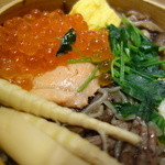 イクラの下には大きな鮭の切り身。