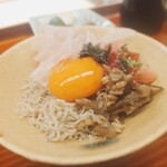 赤坂おぎ乃 - お代わりご飯:
      鮪漬け/ジャコ/鰹節/牛蒡/梅/海苔/卵黄