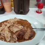 スタミナカレーの店 バーグ - ★★★★デラカレー1100円 固い豚バラとニンニク効いたハンバーグのってるがご飯の量少なくルーも小麦粉を強めで粉っぽさが残るドロドロ！せめて ライス大盛り無料なら！