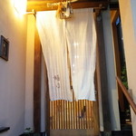 樋口 - 入口 白い暖簾