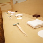 樋口 - 手入れの行き届いた白木のカウンター