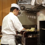 樋口 - 焼き台と仕事中のご主人