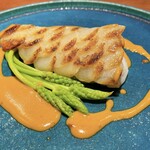 Libertemps - カリッとしたジャガイモにふわっとした鯛の食感も楽しい。
      アスパラソバージュが添えられています。