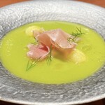 Libertemps - スープの酸味、メロンの甘味、ハモンセラーノの塩味のバランスが面白い。
      毎回スープも印象深い。日本酒とも合います。
      