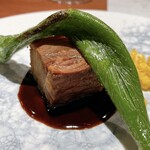 Libertemps - 焼く工程と蒸す工程により中は柔らかくホロホロ。
      大きな万願寺とうがらし。