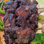 ピアット スズキ チンクエ - 牛テールの赤ワイン煮