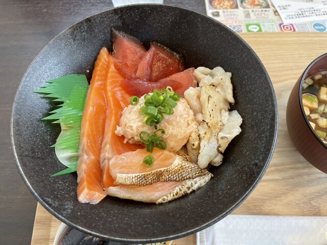 魚丼 秋田上飯島店（うおどん） - 上飯島（海鮮丼）の写真