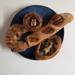 ブーランジュリー オーヴェルニュ - 左からマカデミアミルキー、クルミのココット、粗挽きフランク、アンチョビきのこ