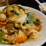 中国四川料理石林 - 五目やきそば、かた麺(￥700）サラダ、スープ、ドリンク付き